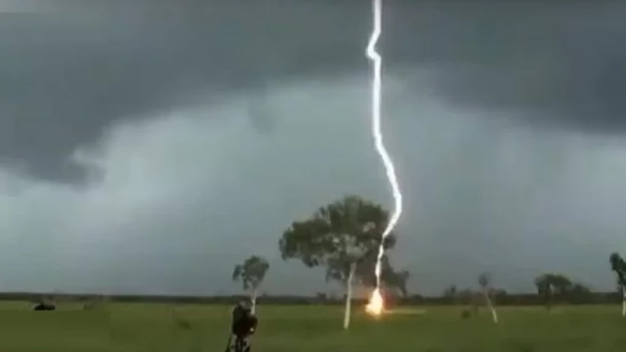 হাওরে মাছ ধরতে গিয়ে বজ্রপাতে জেলে নিহত, আহত ৩
