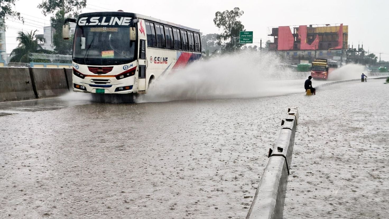 শেরপুরে অল্প বৃষ্টিতেই মহাসড়কে হাঁটুপানি 