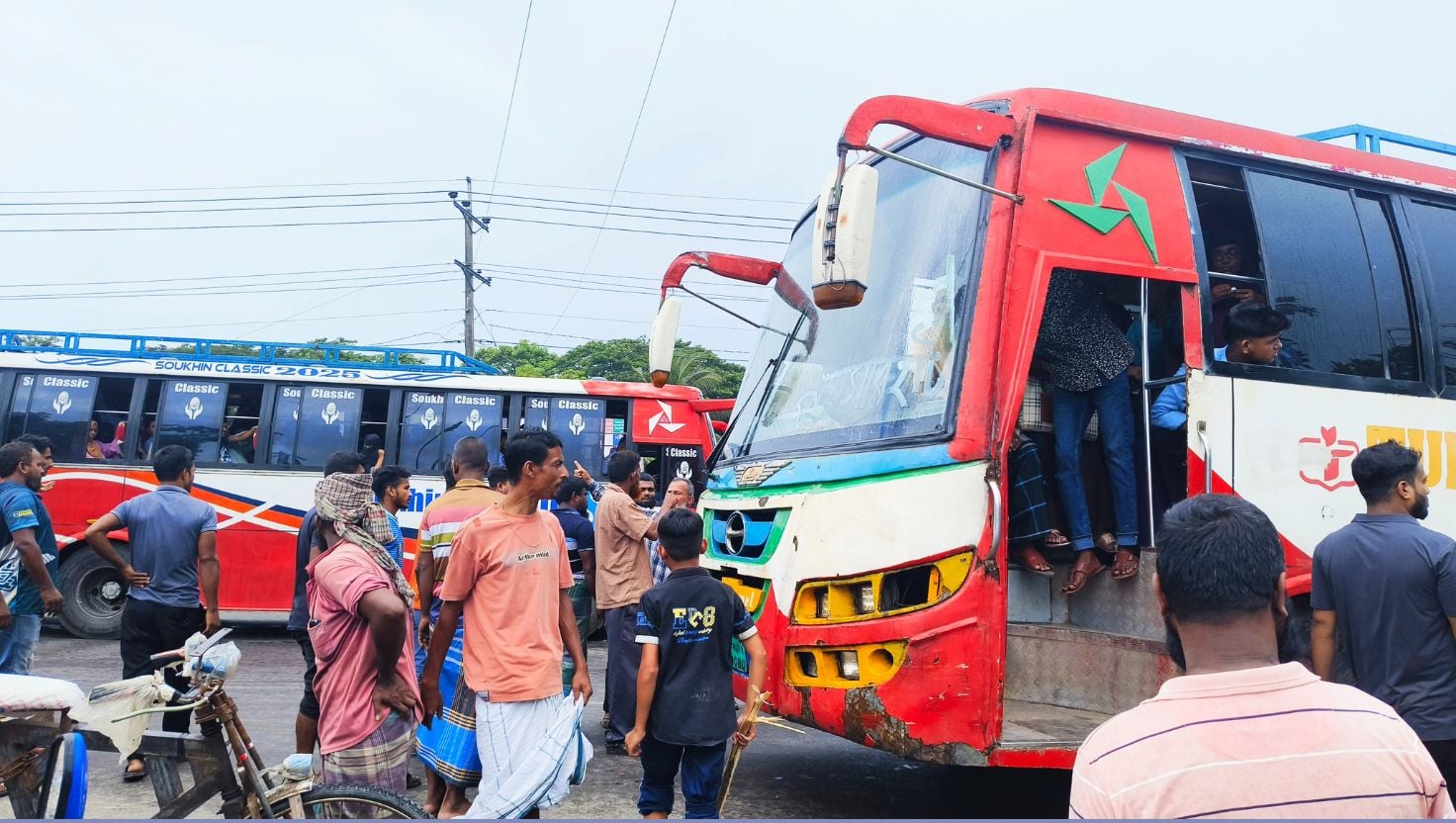 বরিশাল-ঢাকা মহাসড়কে থ্রি-হুইলার চালকদের অবরোধ