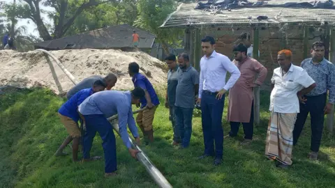 বাঁশখালীতে অবৈধ বালু উত্তোলনের ৬৯টি ড্রেজার পাইপ ও এক্সকাভেটর জব্দ