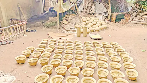 বাঁশখালীর মৃৎশিল্পীদের দুর্দিন, বদলাচ্ছেন পেশা