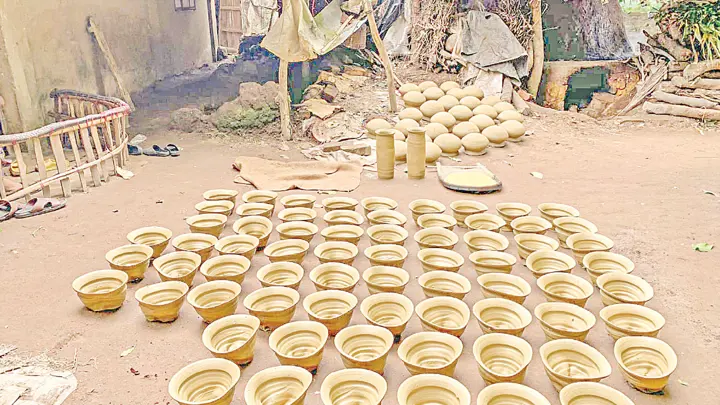 বাঁশখালীর মৃৎশিল্পীদের দুর্দিন, বদলাচ্ছেন পেশা