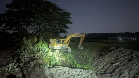 অবৈধভাবে মাটি কাটার দায়ে ৫ লাখ টাকা জরিমানা, আটক ৫
