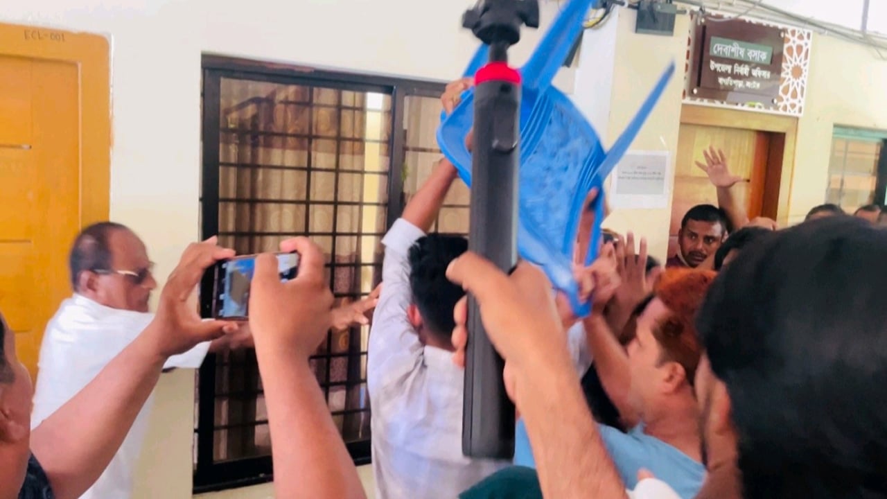 ফ্যামিলি কার্ড শুমারিতে নিয়োগ বিতর্ক, ইউএনও কার্যালয়ে ভাঙচুর 