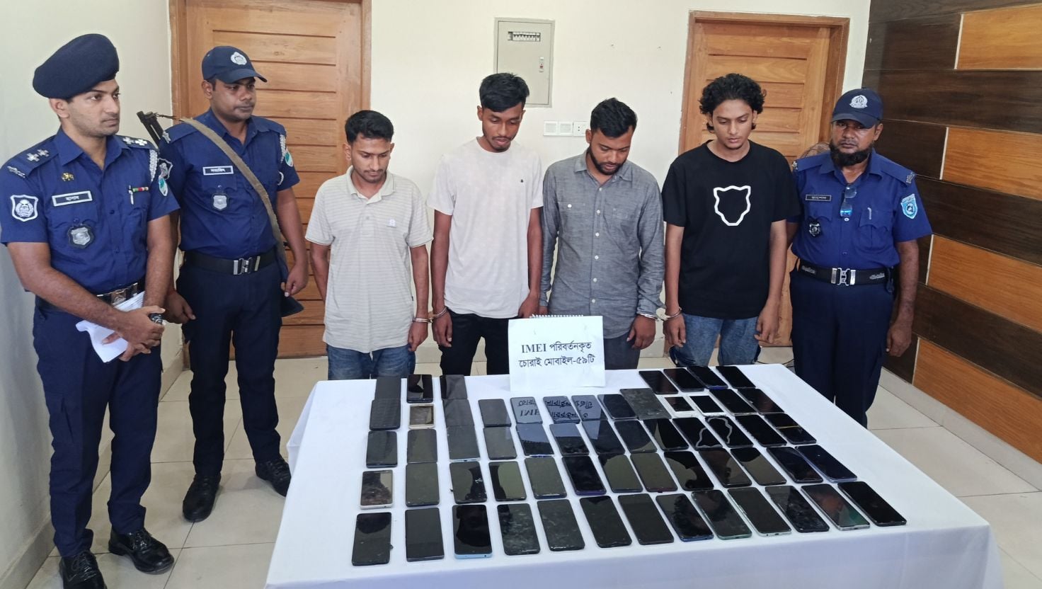 ফকিরহাটে আইএমইআই পরিবর্তন করা ৫৯ মোবাইল ফোনসেট উদ্ধার  