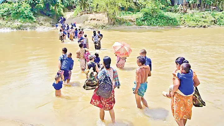 বান্দরবানে সেতুর অভাবে ঝুঁকি নিয়ে পারাপার