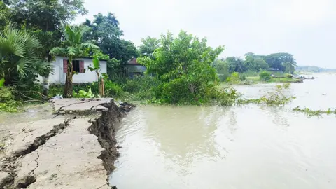 সুগন্ধার ভয়াল ভাঙনে অস্তিত্ব সংকটে বাবুগঞ্জ বাজার