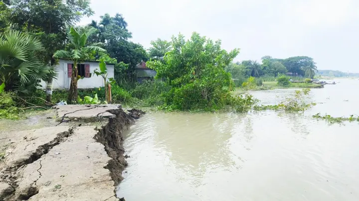 সুগন্ধার ভয়াল ভাঙনে অস্তিত্বের সংকটে বাবুগঞ্জ বাজার