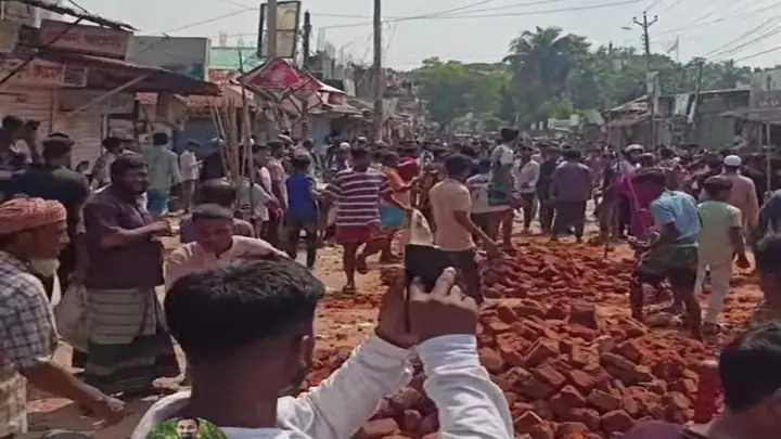 স্ট্যান্ড দখল নিয়ে পরিবহন শ্রমিকদের মধ্যে ধাওয়া-পাল্টা ধাওয়া, এলাকায় আতঙ্ক