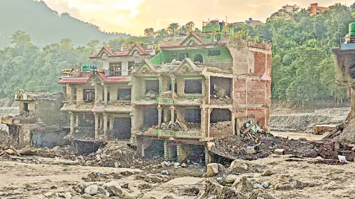 বাড়িঘর হারিয়ে ত্রিশূলীর মানুষের চোখে অনিশ্চয়তা