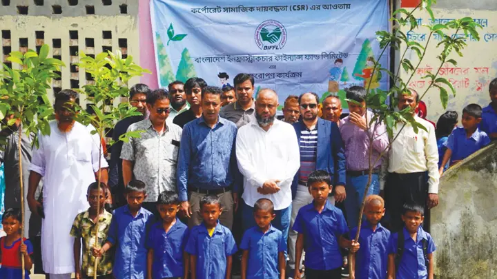 খুলনার উপকূলে শিক্ষার্থীদের মধ্যে গাছের চারা বিতরণ করল বিআইএফএফএল