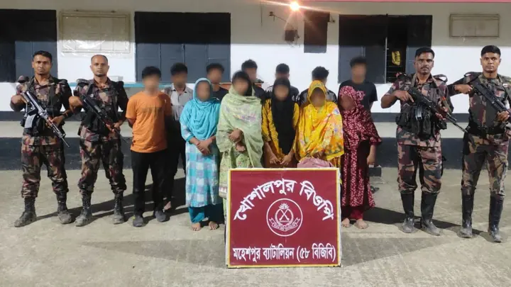 মহেশপুর সীমান্তে অবৈধ পারাপারের সময় আটক ১২​