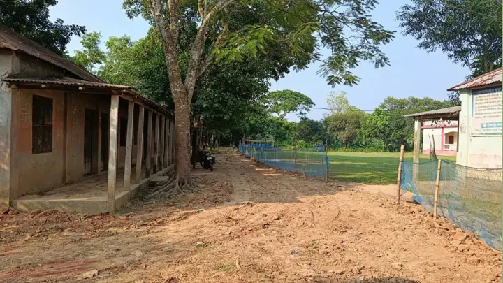 ফুলবাড়ীয়ায় বিদ্যালয়ের মাঠ চিরে জোরপূর্বক রাস্তা নির্মাণ, আতঙ্কে শিক্ষার্থীরা