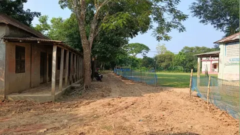 ফুলবাড়ীয়ায় বিদ্যালয়ের মাঠ চিরে জোরপূর্বক রাস্তা নির্মাণ, আতঙ্কে শিক্ষার্থীরা