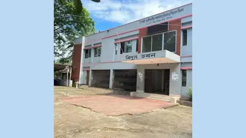 হবিগঞ্জ পিডিবিতে ভিডিও দেখাতেই ঘুষের টাকা ফেরত