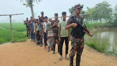 বিরামপুরে বিজিবি-গ্রামবাসীর বাধায় বিএসএফের পুশইনের চেষ্টা ব্যর্থ