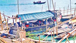 বুড়িগঙ্গায় ভাসমান হোটেল, দখল-দূষণের শঙ্কা
