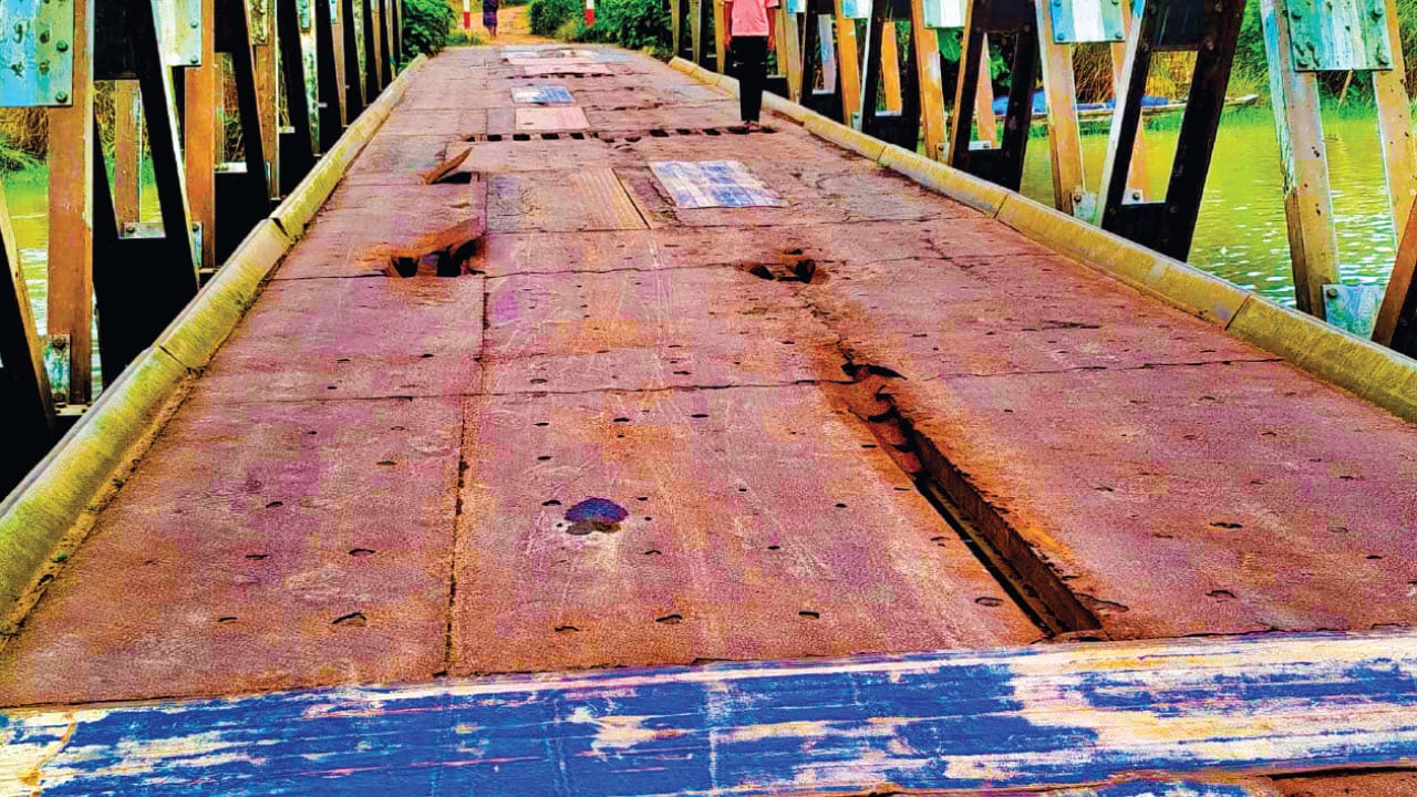 দাগনভূঞায় বেইলি ব্রিজ ভেঙে যান চলাচল বন্ধ, দুর্ভোগে মানুষ