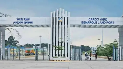 দুর্গাপূজায় বেনাপোল বন্দরে টানা ৮ দিন আমদানি-রপ্তানি বন্ধ