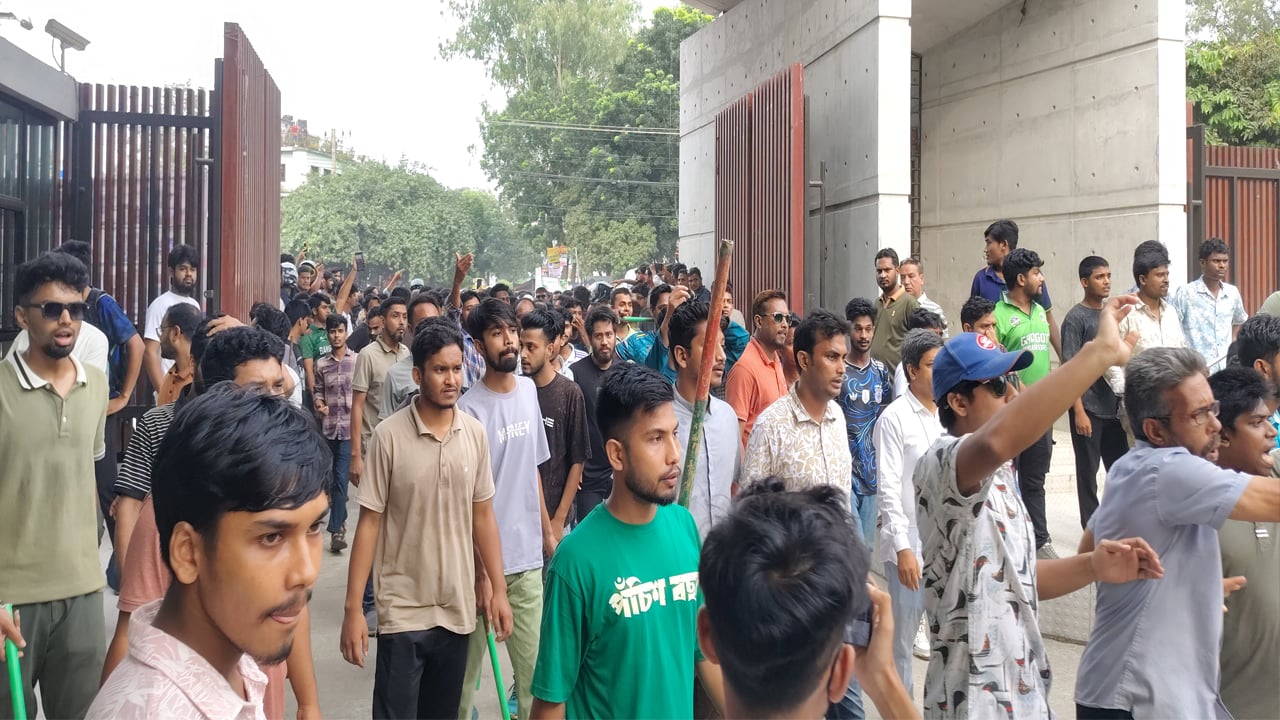 বেগম রোকেয়া বিশ্ববিদ্যালয়ে ছাত্রদলের অবস্থান কর্মসূচি ঘিরে থমথমে পরিস্থিতি

