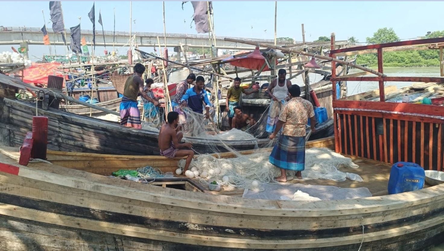 কুয়াকাটায় এক ট্রলিং বোটে ৮০ মণ ইলিশ