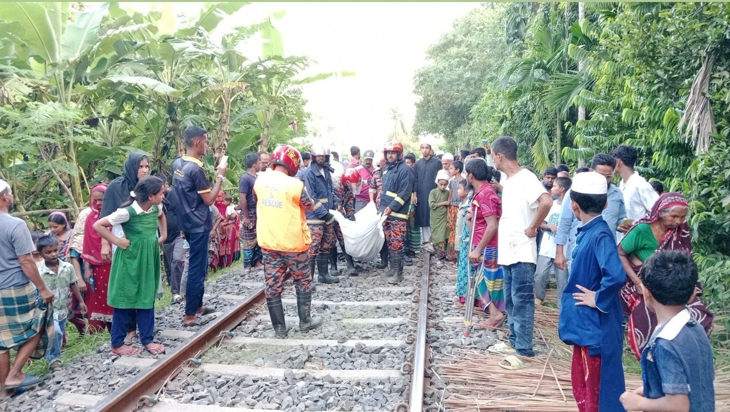 বোয়ালমারীতে ট্রেনের ছাদ থেকে পড়ে কিশোর নিহত