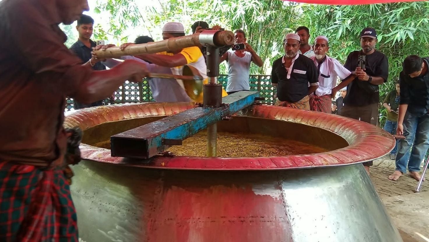 মানিকগঞ্জ : এক পাতিলে রান্না হয় ১০১ মণ খিচুড়ি