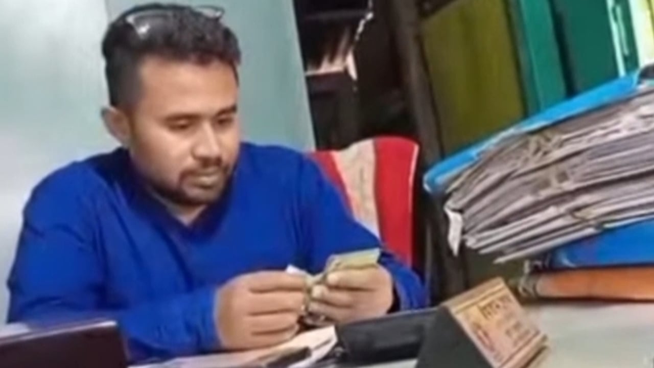 গুনে গুনে ঘুষ নেওয়ার ভিডিও ভাইরাল, ভূমি কর্মকর্তা বরখাস্ত

