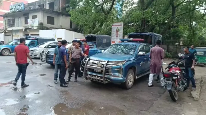  পিকআপ খাদে পড়ে পুলিশ-আসামিসহ আহত ৫ 
