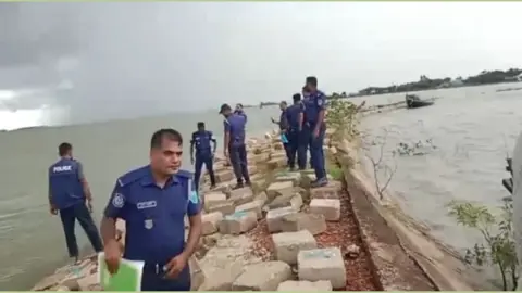 মোহনগঞ্জে লুট হওয়া ব্লক ফেরত দিচ্ছে এলাকাবাসী