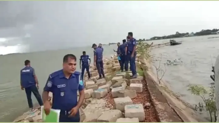 মোহনগঞ্জে লুট হওয়া ব্লক ফেরত দিচ্ছে এলাকাবাসী