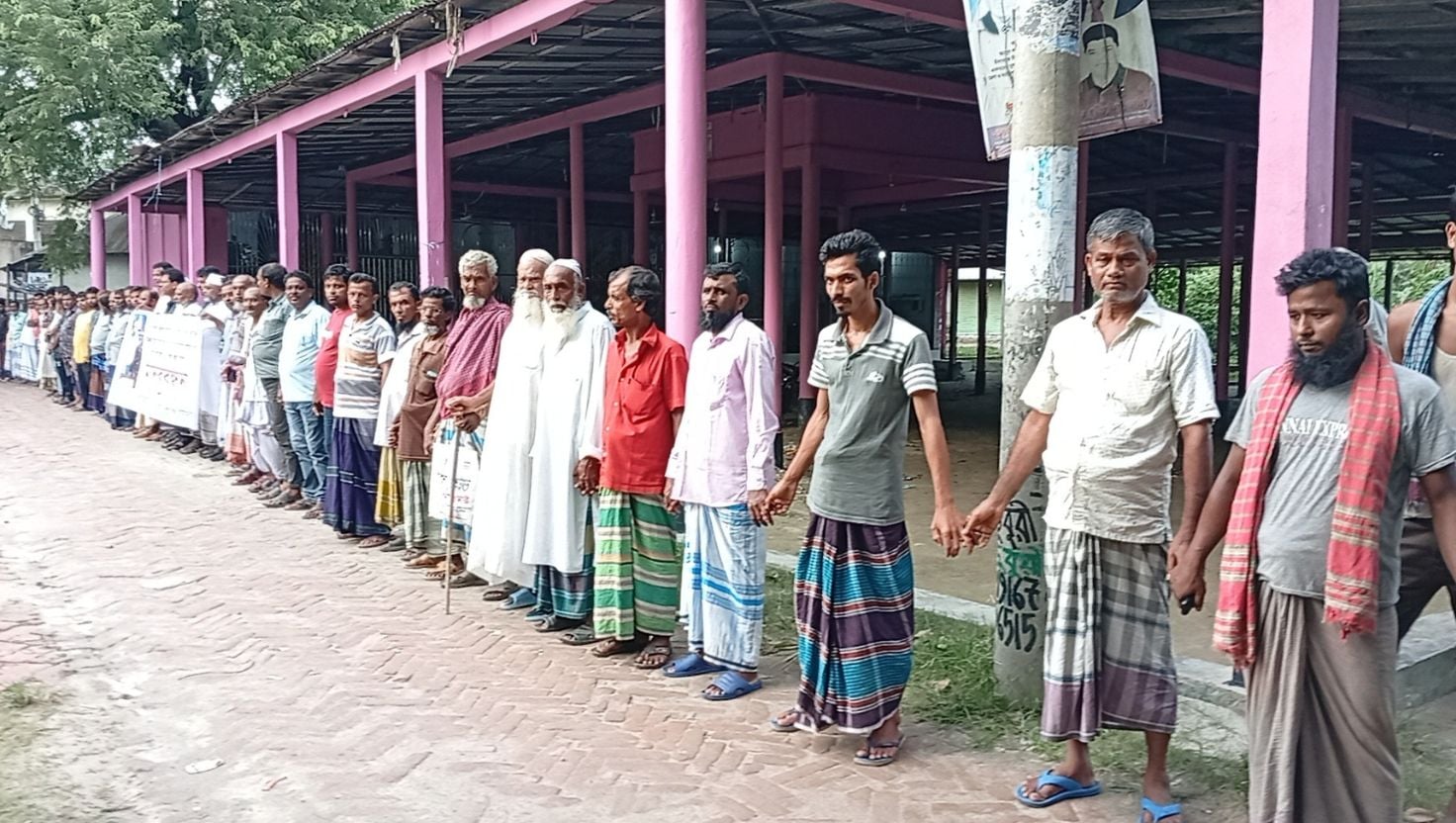 গ্রাম পুলিশের বিচারের দাবিতে মানববন্ধন ও প্রতিবাদ সভা 