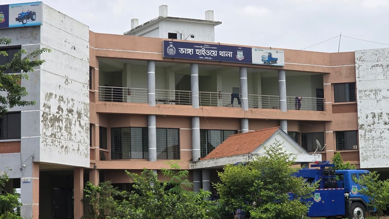 ভাঙ্গায় অ্যাম্বুলেন্সের ধাক্কায় অজ্ঞাত নারী নিহত

