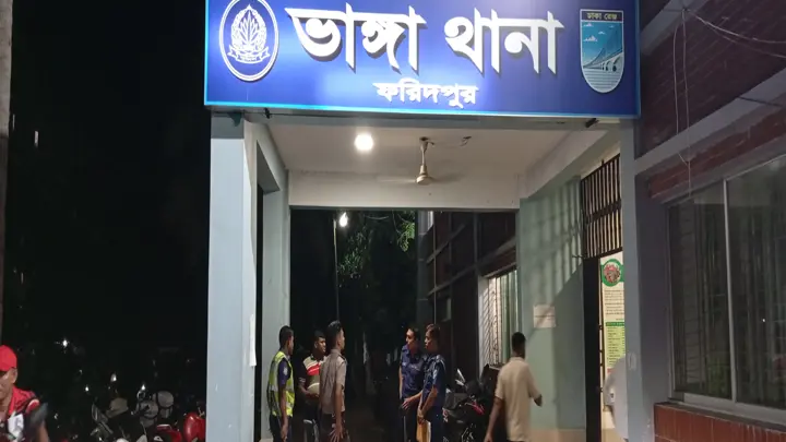 ভাঙ্গা টোলপ্লাজায় ১২০ বোতল নেশাজাতীয় সিরাপ জব্দ, কিশোরীসহ তিনজন আটক