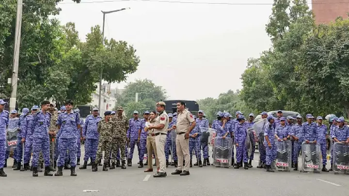 দিল্লিতে নারী বিক্ষোভকারীদের ওপর হামলা, হিন্দু রক্ষা দলের ৪ জন গ্রেপ্তার