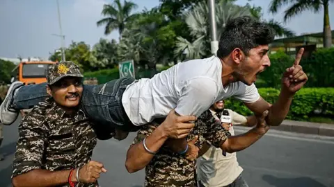 প্রতিবাদের কণ্ঠরোধে নতুন কৌশল নিচ্ছে মোদি সরকার