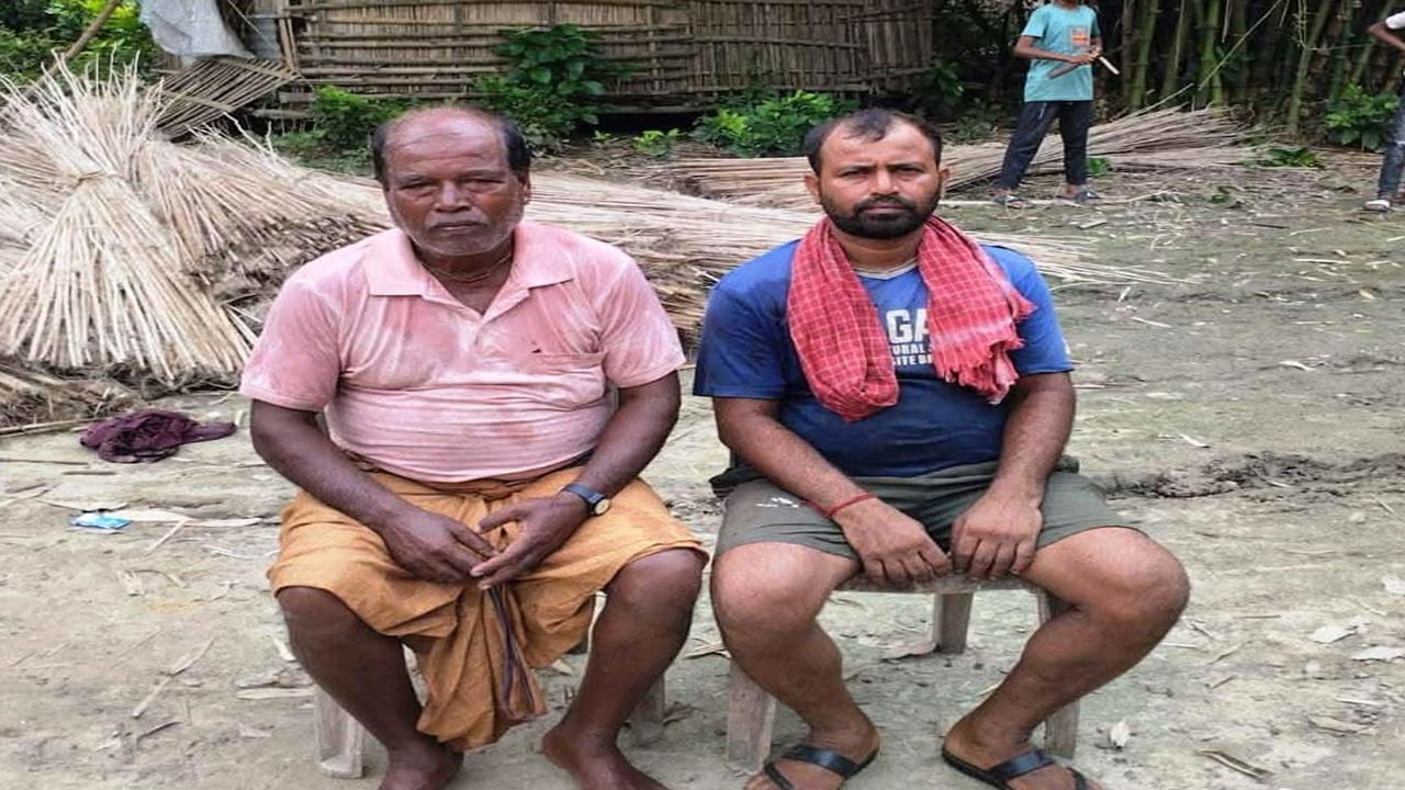 স্থানীয় গ্রামবাসীর হাতে আটক ভারতীয় দুই কৃষক।  ছবি: আমার দেশ