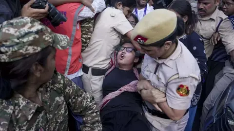 নারী সাংবাদিককে যৌন হেনস্থার অভিযোগ, মামলার দাবিতে বিক্ষোভ করায় আটক ১৮