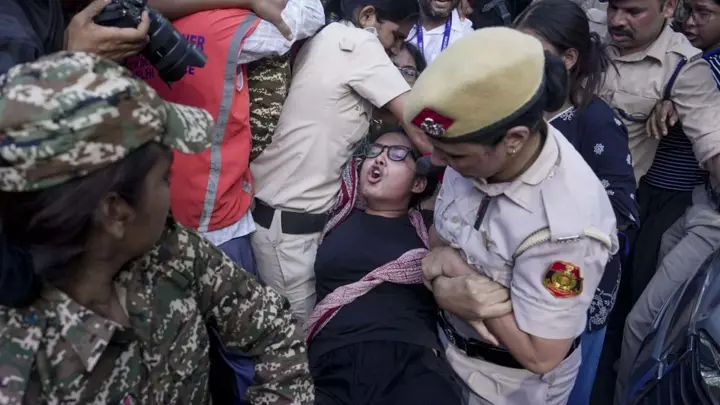 নারী সাংবাদিককে যৌন হেনস্থার অভিযোগ, মামলার দাবিতে বিক্ষোভ করায় আটক ১৮