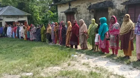 মাদারীপু‌রে ভোটকেন্দ্র সরানোর প্রতিবা‌দে মানববন্ধন