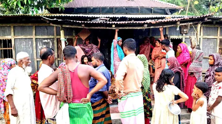 ফ্যামিলি কার্ডের ছবি তোলার কথা বলে নারীর স্বর্ণের দুল নিয়ে পালাল প্রতারক চক্র