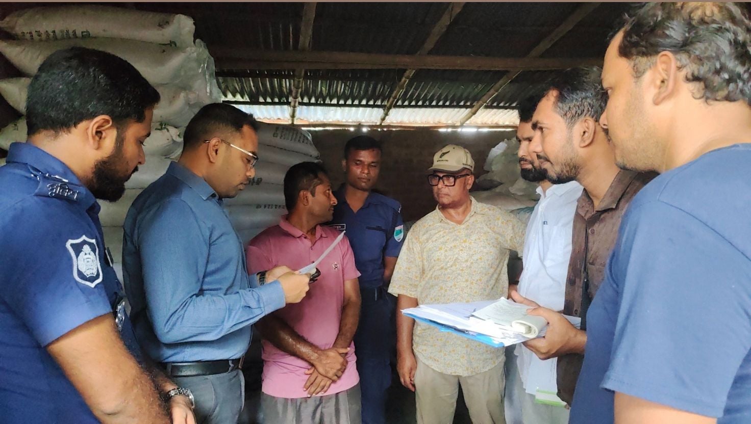 চৌগাছায় অবৈধভাবে মজুত করা ১৩ হাজার কেজি সার জব্দ 