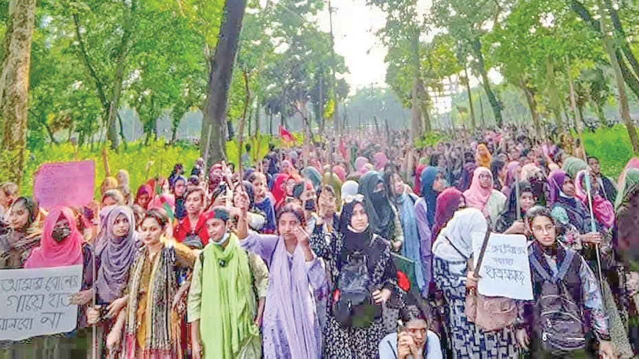 ভয় ভেঙে প্রতিরোধ গড়ে তোলেন রাবি শিক্ষার্থীরা