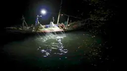 সন্ধ্যার পর নদী থাকে জেলেদের দখলে, দিনে প্রকাশ্যে মা ইলিশ বিক্রি
