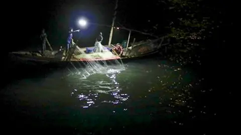 সন্ধ্যার পর নদী থাকে জেলেদের দখলে, দিনে প্রকাশ্যে মা ইলিশ বিক্রি
