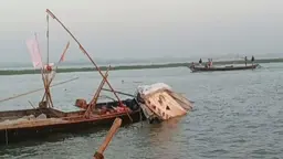 মেঘনায় জেলেদের ধাওয়া করে ডুবল নৌপুলিশের স্পিডবোট, হারিয়েছে শটগান