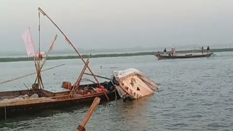 মেঘনায় জেলেদের ধাওয়া করে ডুবল নৌপুলিশের স্পিডবোট, হারিয়েছে শটগান
