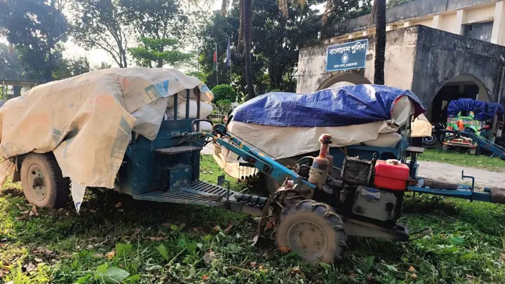 পাচারকালে মদনে দুই চালকসহ ৫ টন চাল জব্দ