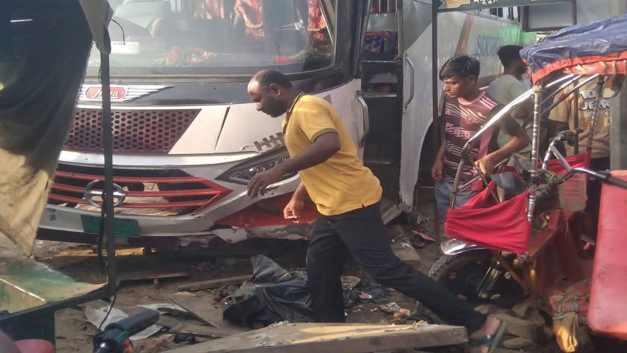 মধুপুরে বাসের সঙ্গে অটোরিকশার ধাক্কা, একজন নিহত
