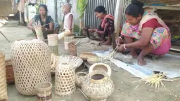 প্লাস্টিক পণ্যের দখলে বাজার, হারিয়ে যাচ্ছে বাঁশশিল্প